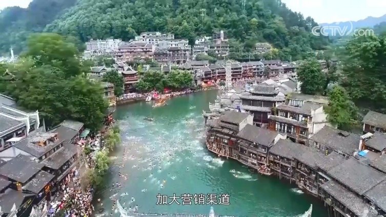 一座青山抱古城,一湾沱水绕城过,一条红红石板街,一排小巧吊脚楼……凤凰之美,美在画中景,美